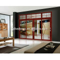 Puerta corredera grande de aluminio en color melocotón rojo para salón.